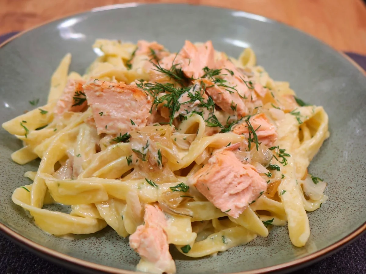 Cremige Lachs Pasta mit Sahnesoße einfach & schnell - Bild 1