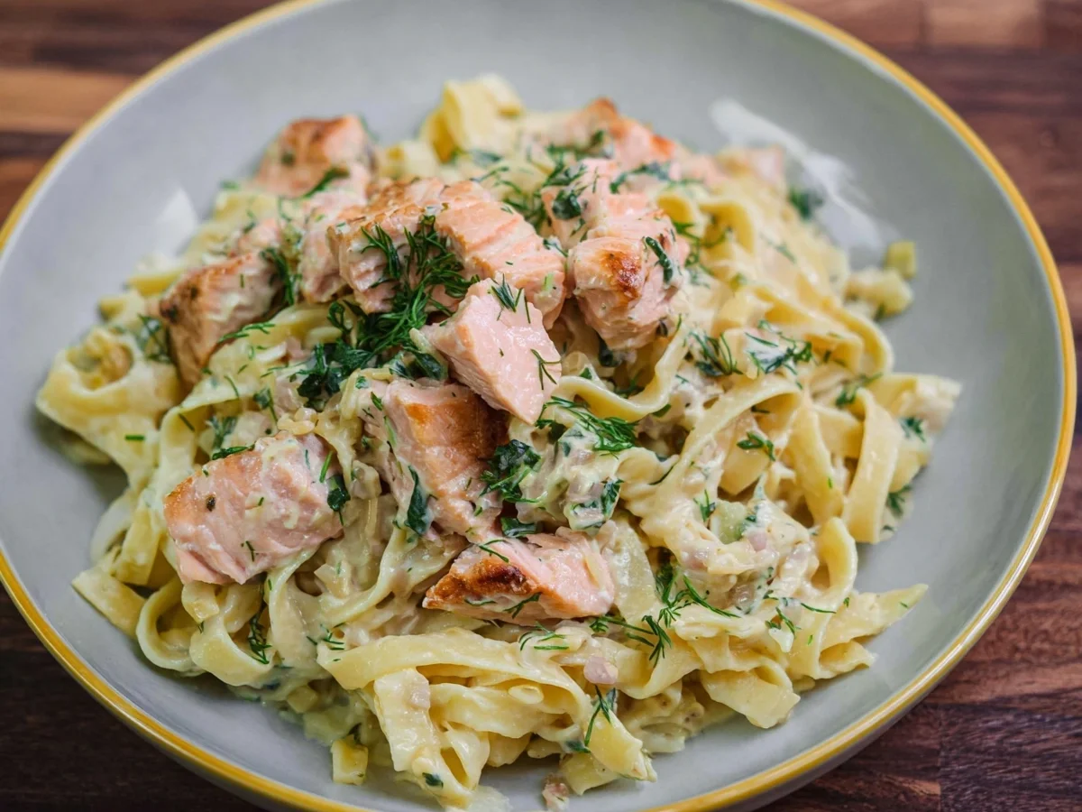 Cremige Lachs Pasta mit Sahnesoße einfach & schnell - Bild 2