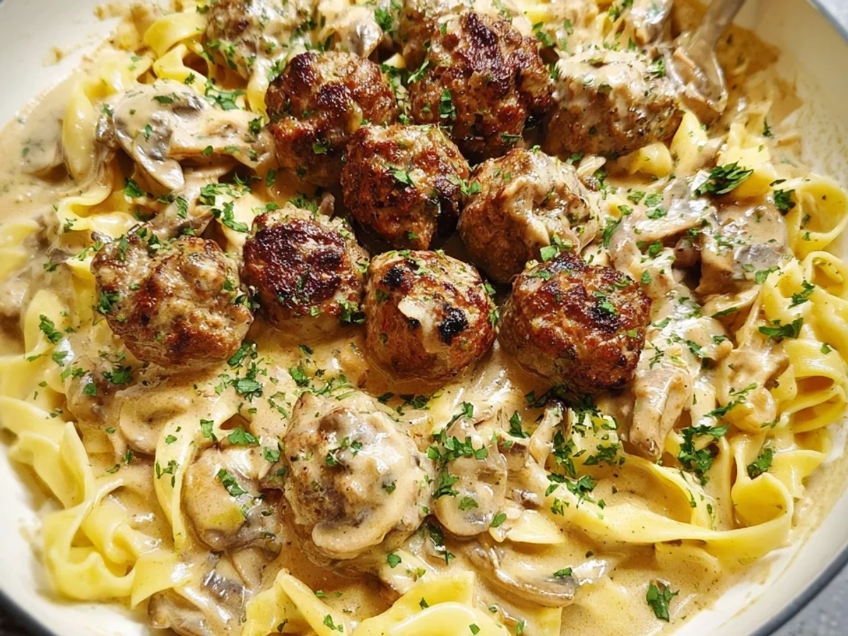 Cremige Pasta mit Rinderhackbällchen & Rahmsoße - Bild 1