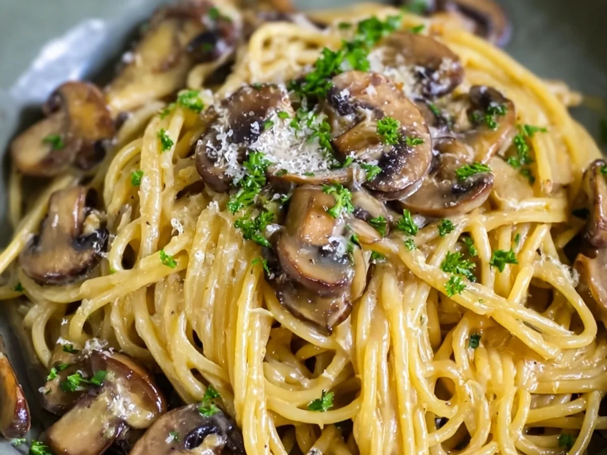 Cremige Spaghetti mit Pilzrahmsauce: Einfaches Rezept - Bild 1