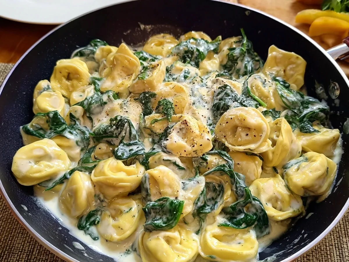 Cremige Tortellini mit Spinat & Frischkäse-Sahnesauce - Bild 1
