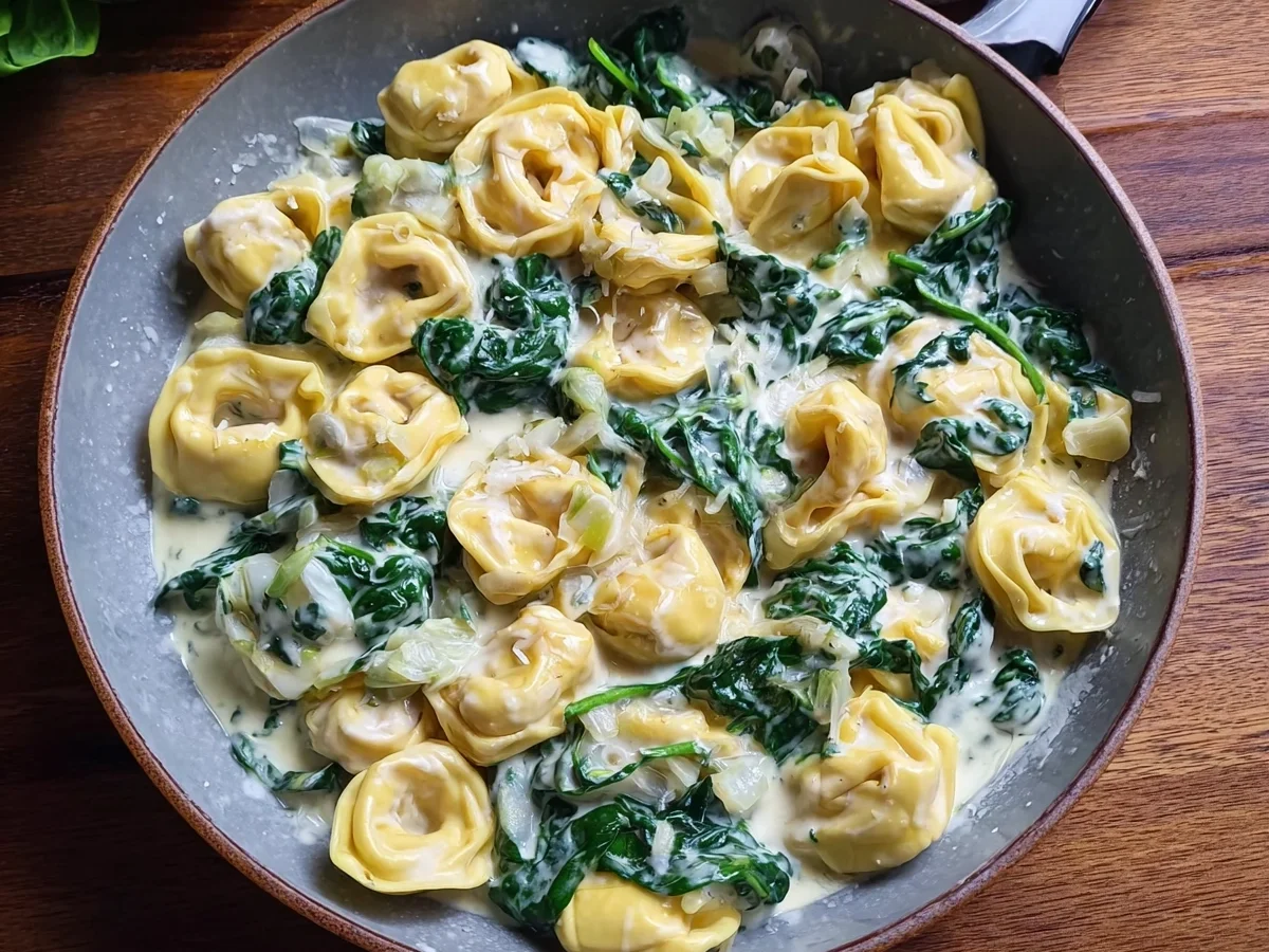 Cremige Tortellini mit Spinat & Frischkäse-Sahnesauce - Bild 2
