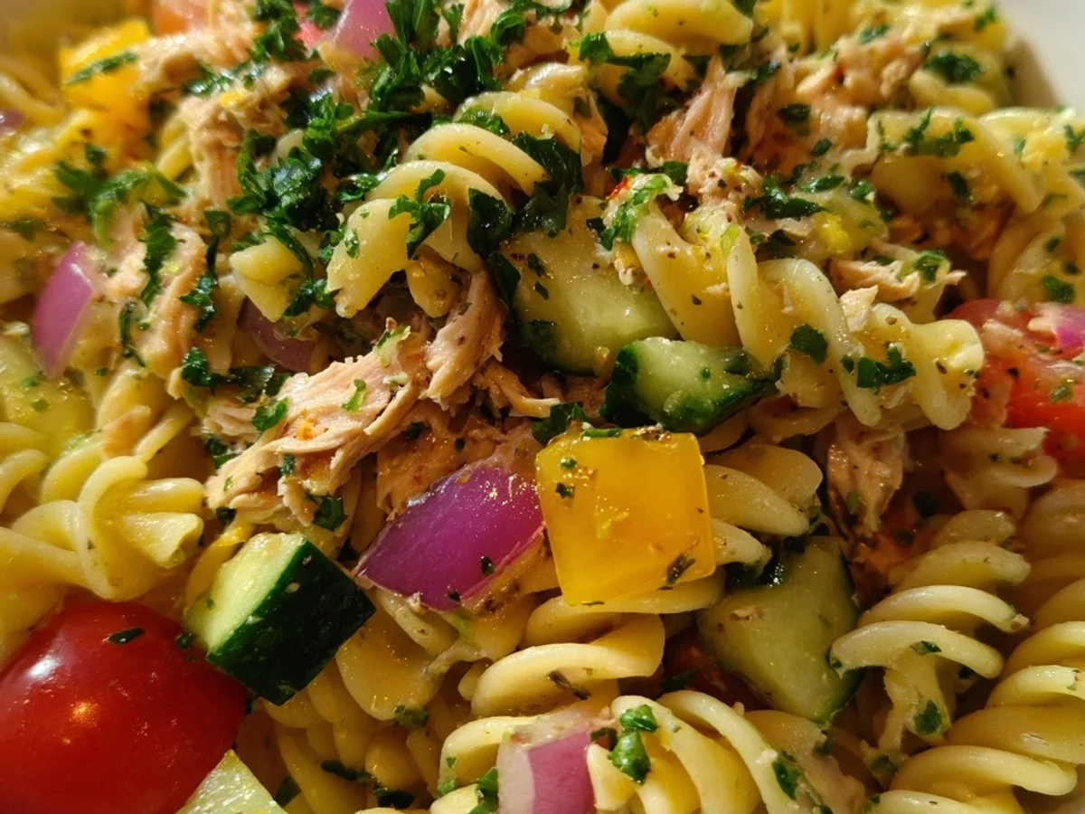 Kalorienarmer Nudelsalat mit Thunfisch & leichtem Dressing - Bild 2
