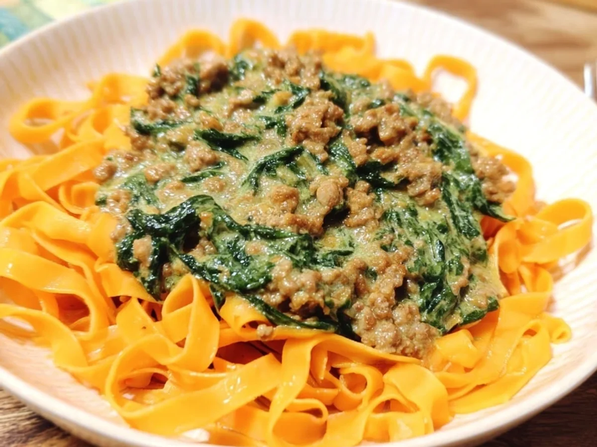 Low Carb Karottentagliatelle mit Hack-Spinat-Sahnesoße - Bild 2
