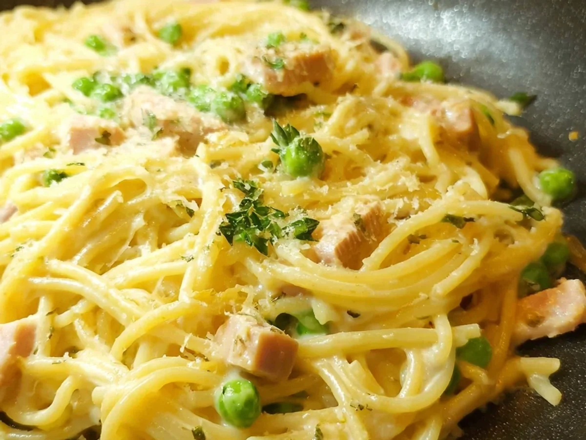 One Pot Spaghetti mit Putenschinken, Sahne-Soße & Erbsen - Bild 2