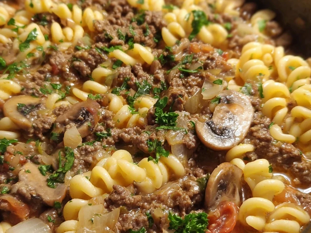 Schnelle One Pot Pasta mit Hackfleisch & Champignons - Bild 1
