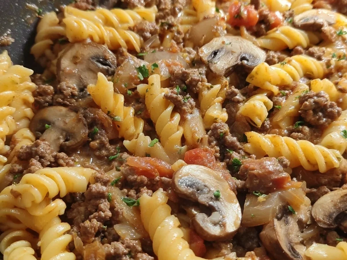 Schnelle One Pot Pasta mit Hackfleisch & Champignons - Bild 2