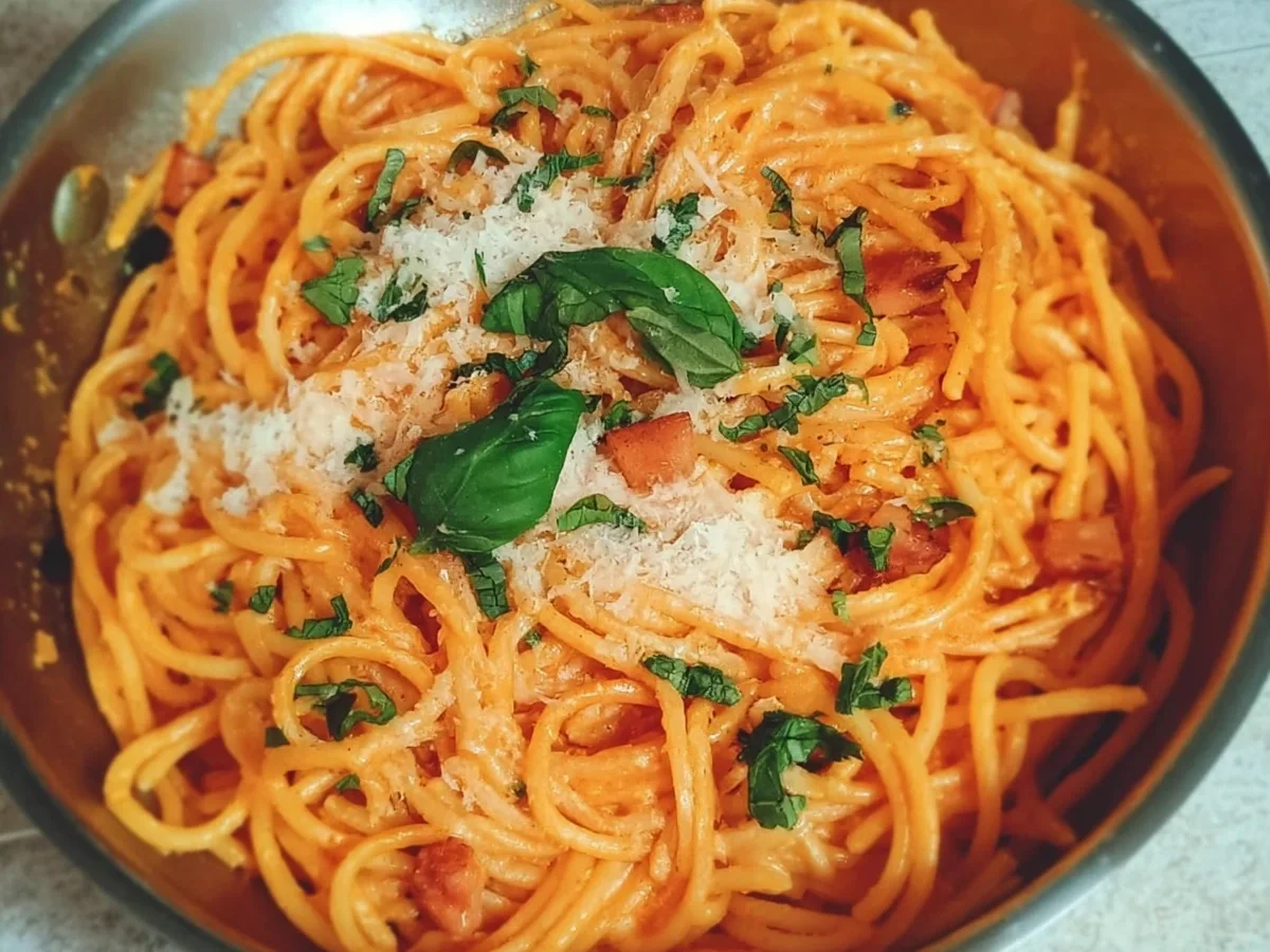 Schnelle sahnige Tomatensauce mit Nudeln: Fix & lecker - Bild 2