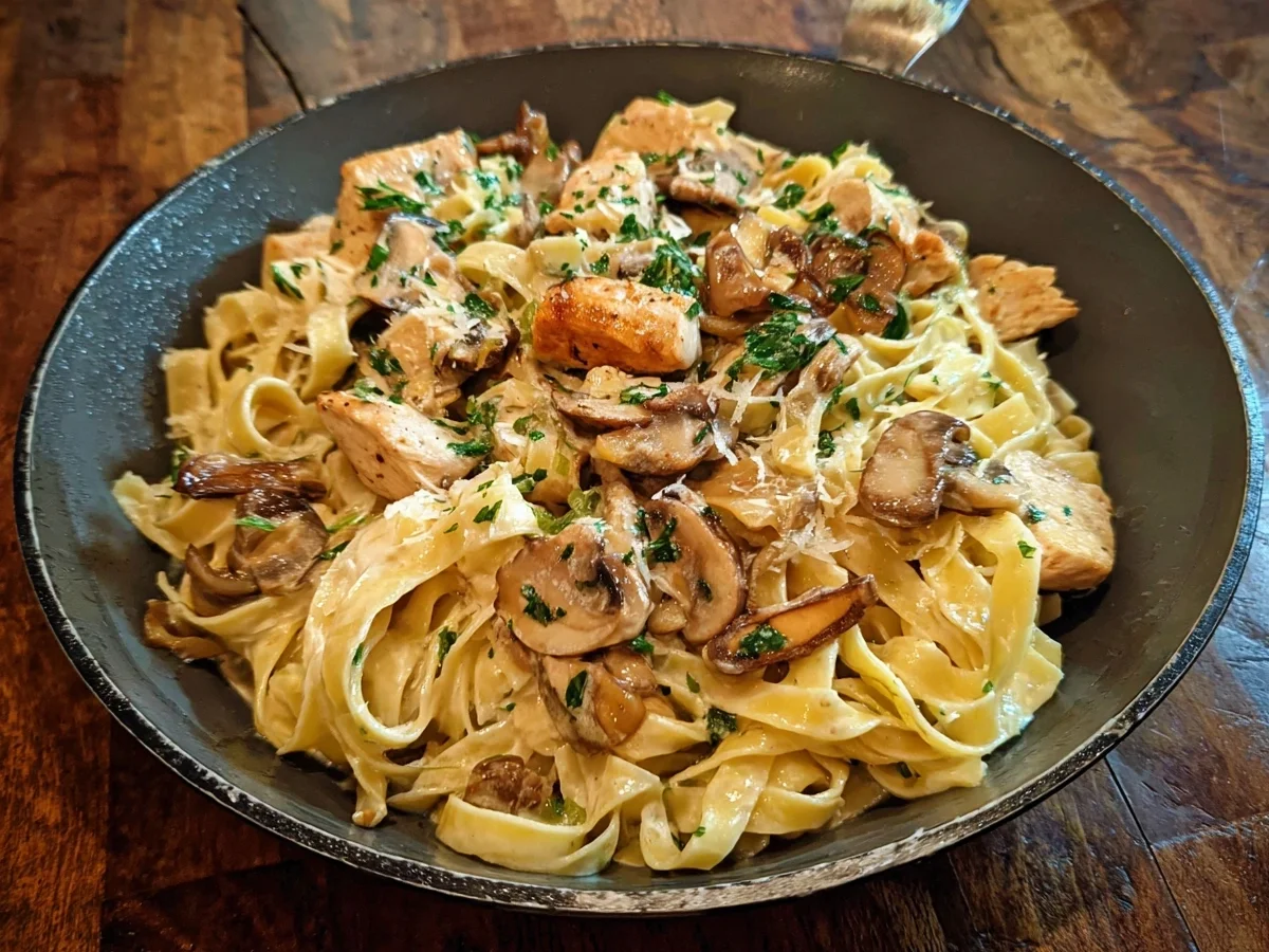 Schnelle Tagliatelle mit Huhn, Pilzen & cremiger Sahnesauce - Bild 1