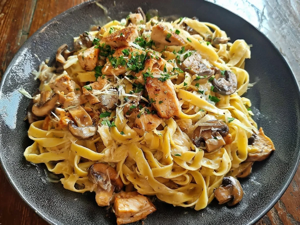 Schnelle Tagliatelle mit Huhn, Pilzen & cremiger Sahnesauce - Bild 2