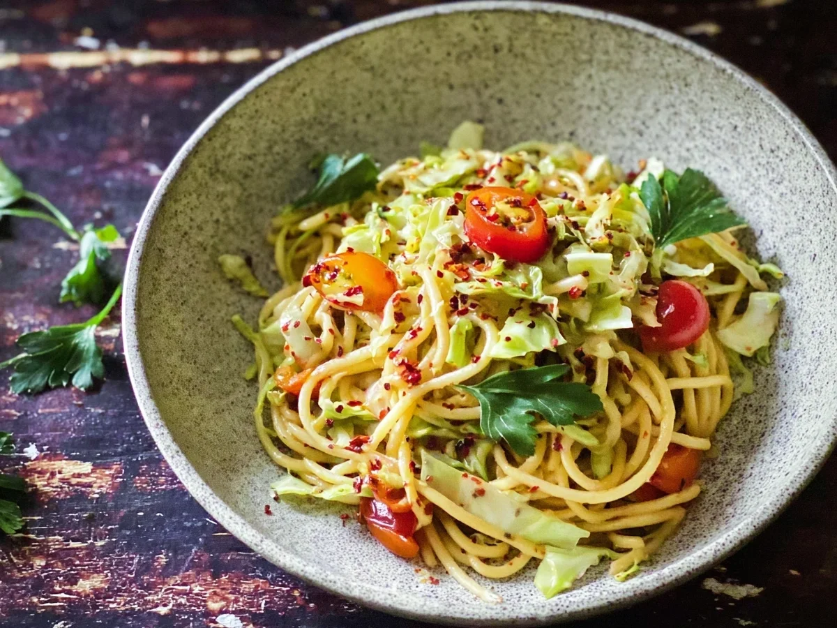 Spaghetti-Spitzkohl-Salat mit würziger Sauce - Bild 2
