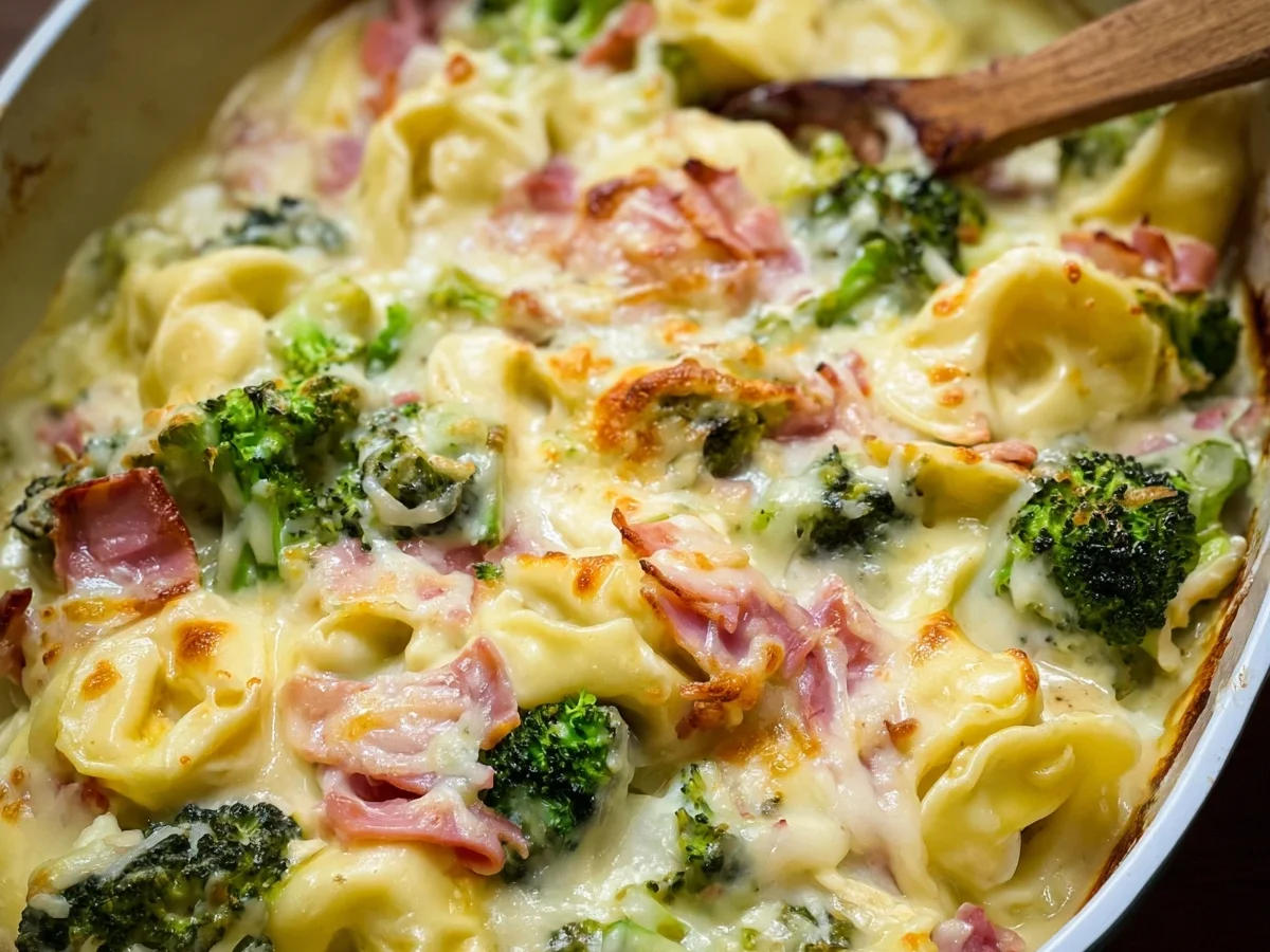 Tortellini Auflauf mit Käse-Sahne, Truthahnschinken & Brokkoli - Bild 1