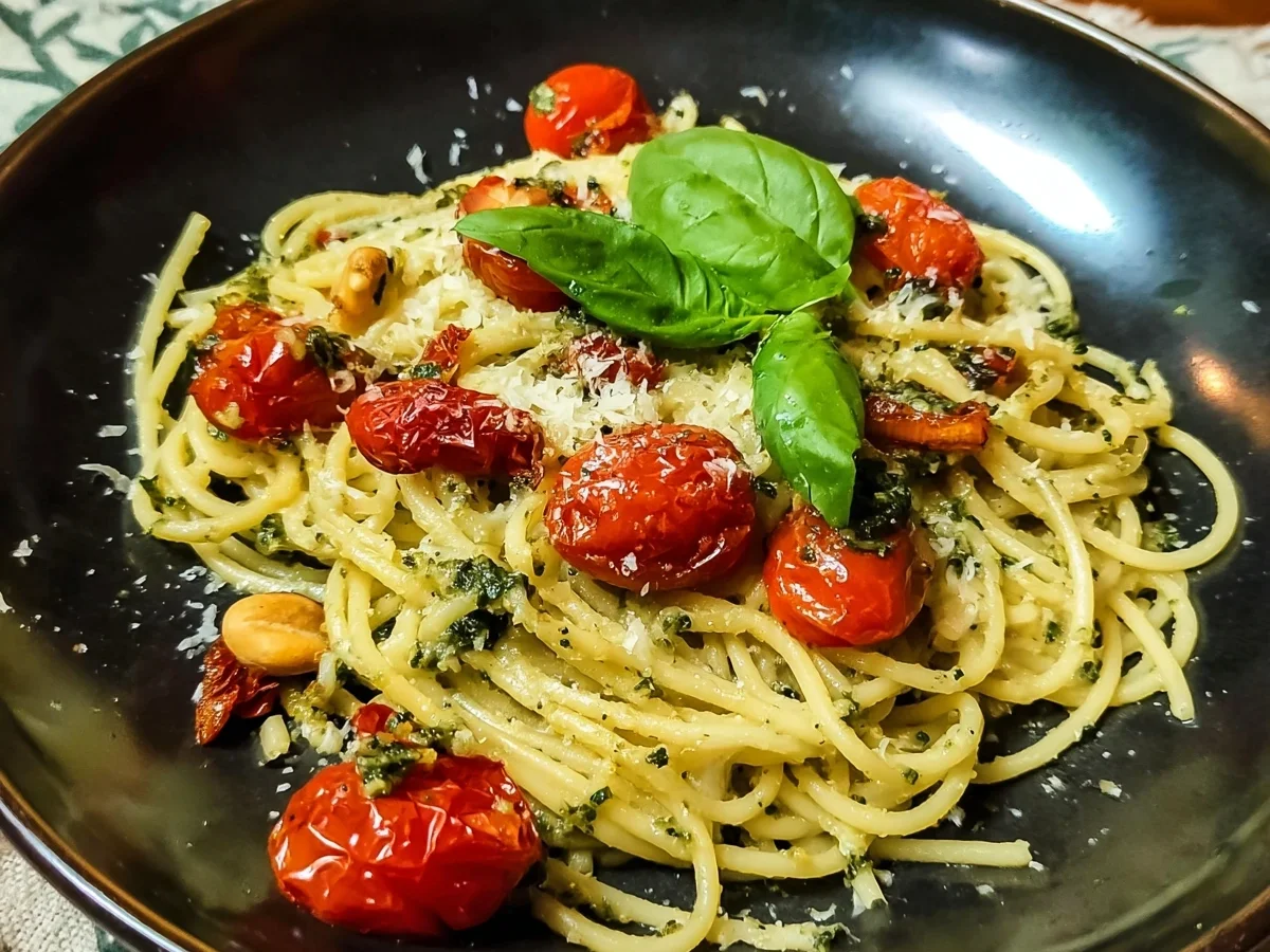 Vegetarische Spaghetti mit Cashewpesto & Tomaten - Bild 1