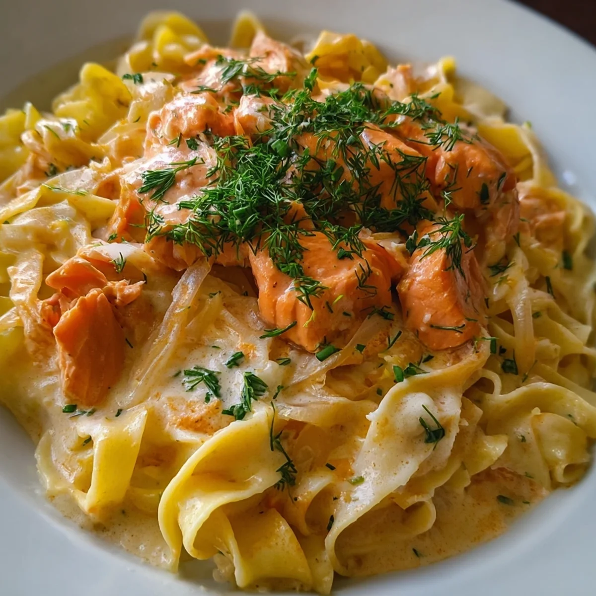 Bandnudeln mit Lachs-Sahnesoße: Einfach & Schnell zubereitet