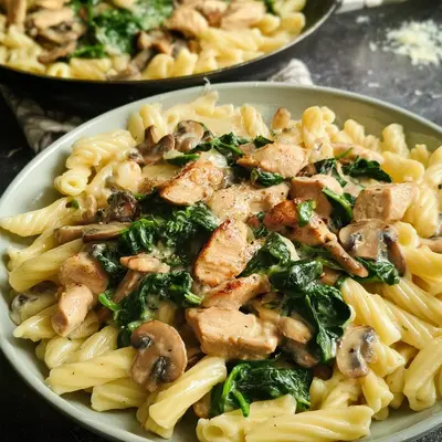 Cremige Hähnchen Pasta mit Spinat & Champignons