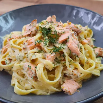 Cremige Lachs Pasta mit Sahnesoße einfach & schnell