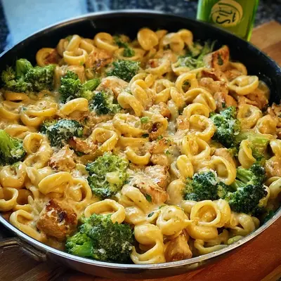 Cremige Pasta Pfanne mit Brokkoli & Putenwürfeln