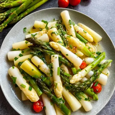 Frischer Spargelsalat mit grünem und weißem Spargel