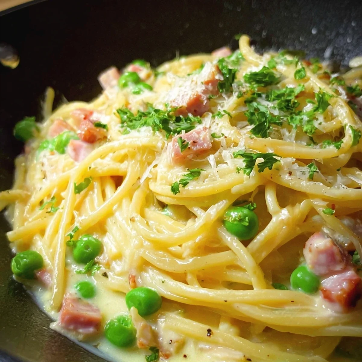 One Pot Spaghetti mit Putenschinken, Sahne-Soße & Erbsen