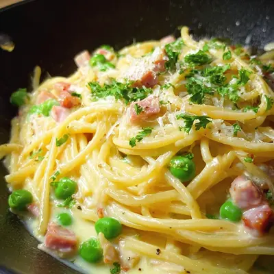 One Pot Spaghetti mit Putenschinken, Sahne-Soße & Erbsen