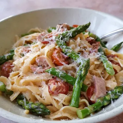 Schnelle Pasta mit grünem Spargel & Puten-Schinken