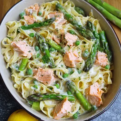 Schnelle Spargel Pasta mit Lachs aus dem Ofen