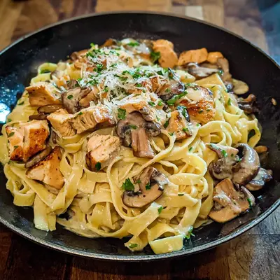 Schnelle Tagliatelle mit Huhn, Pilzen & cremiger Sahnesauce