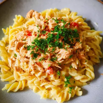 Schnelle Thunfisch-Nudeln in cremiger Soße