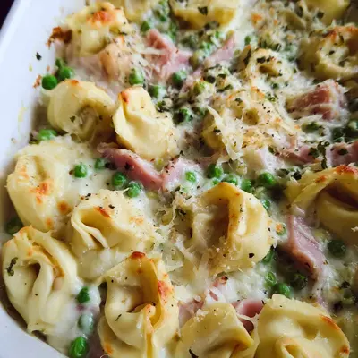 Schneller Tortelliniauflauf mit Putenschinken & Erbsen
