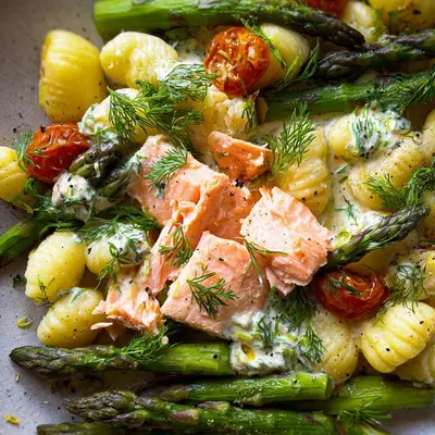 Schnelles Ofengericht: Grüner Spargel mit Lachs & Gnocchi