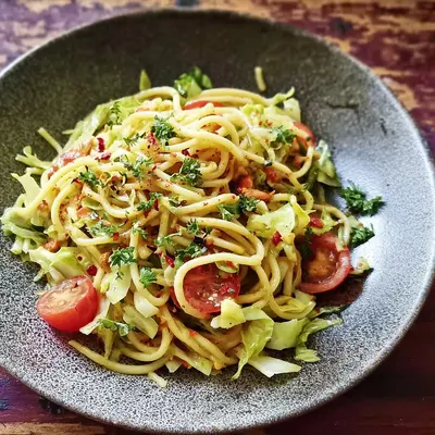 Spaghetti-Spitzkohl-Salat mit würziger Sauce