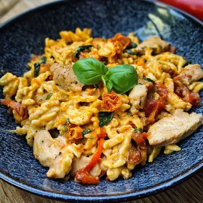 Spätzlepfanne mit Hähnchen & Ajvar: Schnell & Lecker