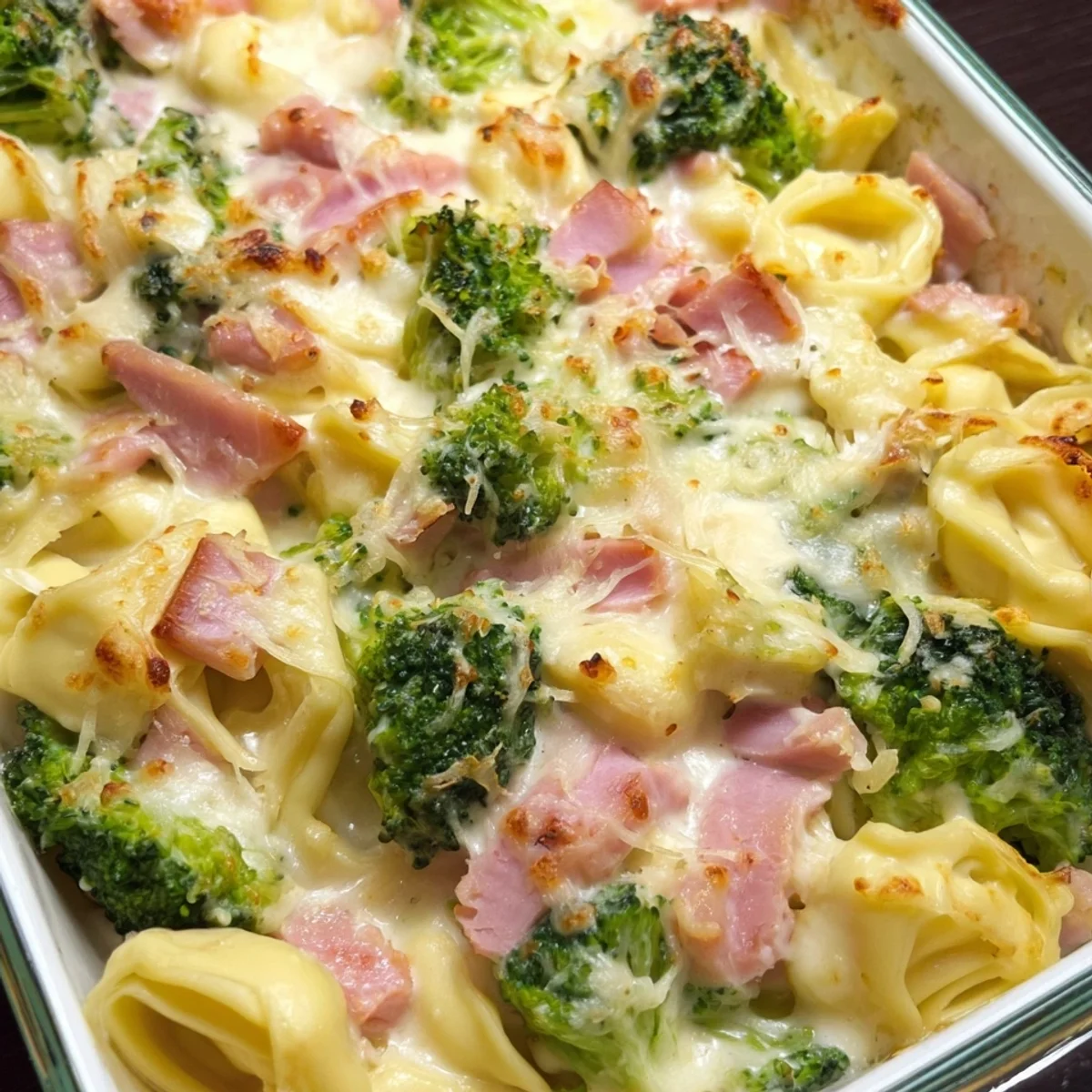 Tortellini Auflauf mit Käse-Sahne, Truthahnschinken & Brokkoli
