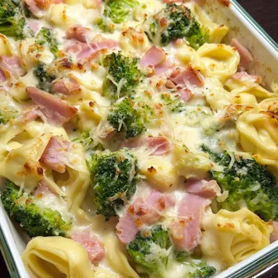 Tortellini Auflauf mit Käse-Sahne, Truthahnschinken & Brokkoli