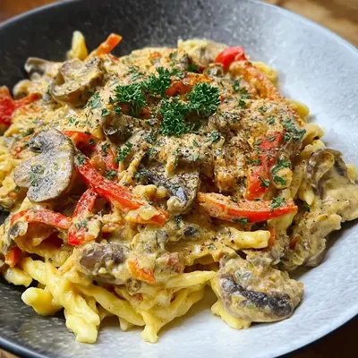 Vegetarische Paprika Spätzle mit Champignons