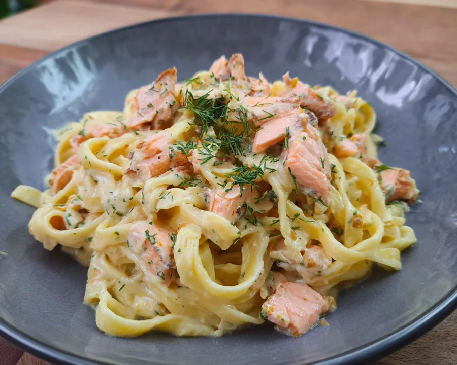Cremige Lachs Pasta mit Sahnesoße einfach & schnell