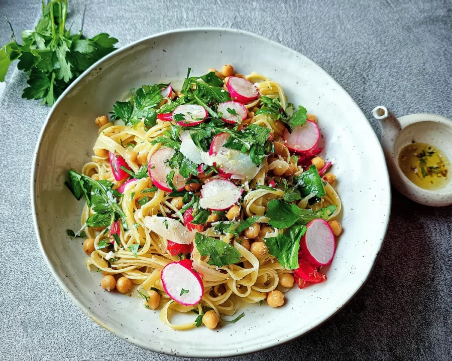 Pasta mit warmen Radieschen & Kichererbsen