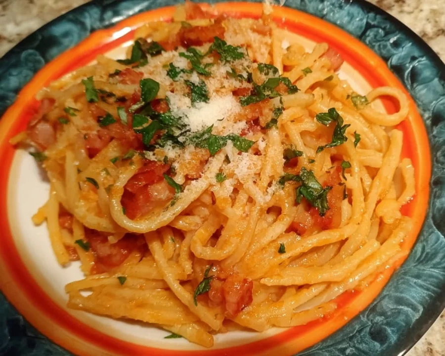 Schnelle sahnige Tomatensauce mit Nudeln: Fix & lecker