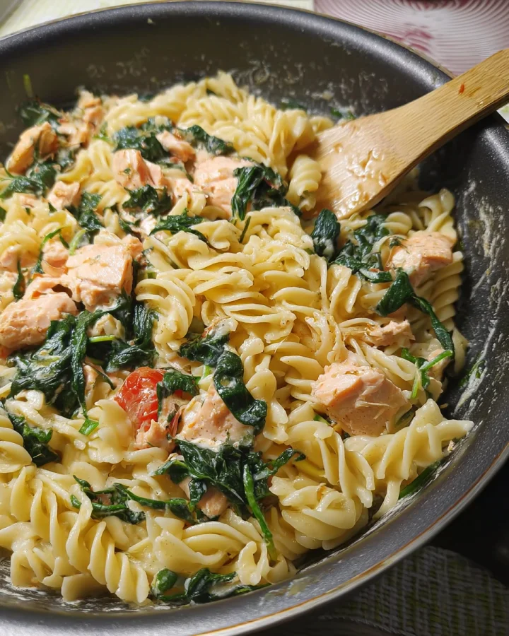 Schnelle Spinat-Lachs-Pasta: Fixes Rezept in 15 Minuten