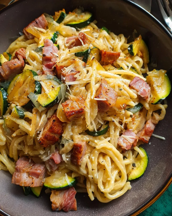 Schnelle Zucchini Truthahnspeck Pasta: Einfach & Lecker