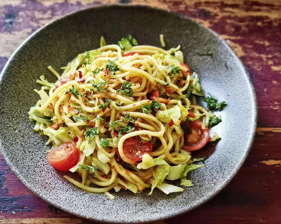 Spaghetti-Spitzkohl-Salat mit würziger Sauce