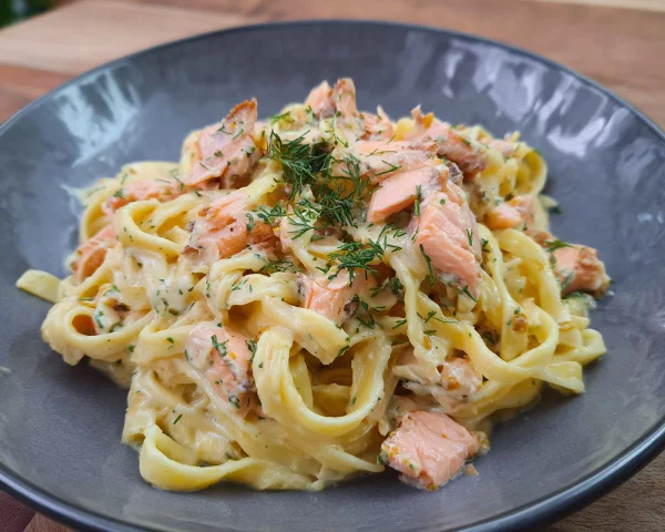 Cremige Lachs Pasta mit Sahnesoße einfach & schnell