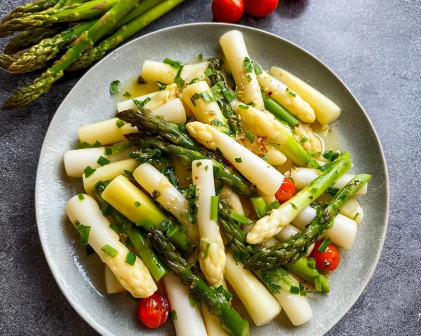 Frischer Spargelsalat mit grünem und weißem Spargel