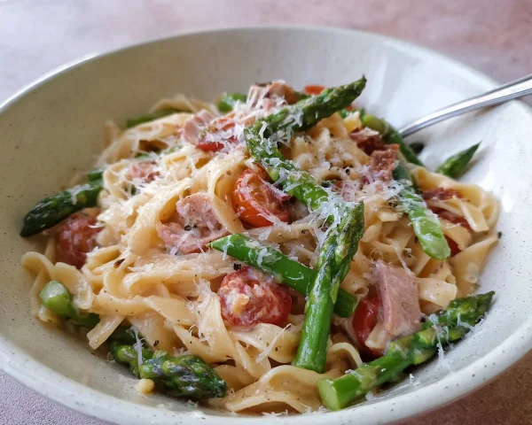Schnelle Pasta mit grünem Spargel & Puten-Schinken