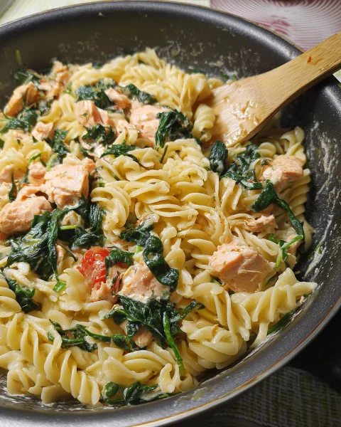 Schnelle Spinat-Lachs-Pasta: Fixes Rezept in 15 Minuten