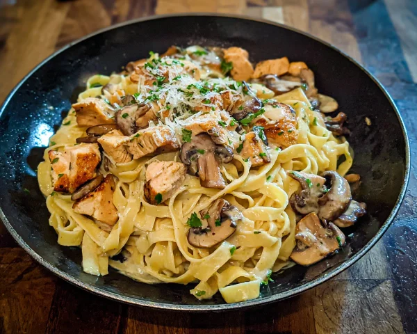 Schnelle Tagliatelle mit Huhn, Pilzen & cremiger Sahnesauce