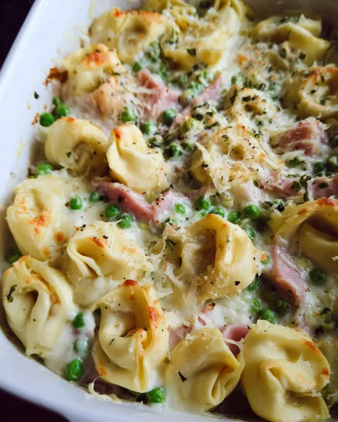 Schneller Tortelliniauflauf mit Putenschinken & Erbsen