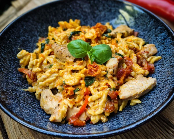 Spätzlepfanne mit Hähnchen & Ajvar: Schnell & Lecker