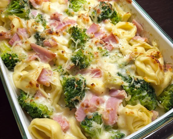 Tortellini Auflauf mit Käse-Sahne, Truthahnschinken & Brokkoli