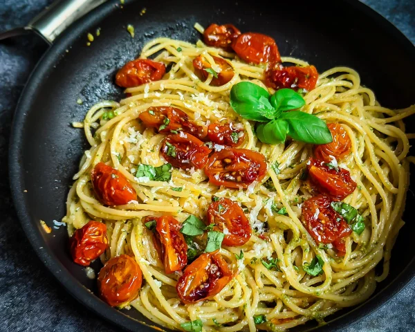 Vegetarische Spaghetti mit Cashewpesto & Tomaten